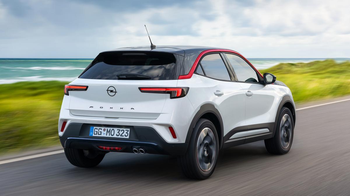 La elevada línea de cintura o el techo flotante refuerzan las voluminosas y marcadas líneas del nuevo Opel Mokka.