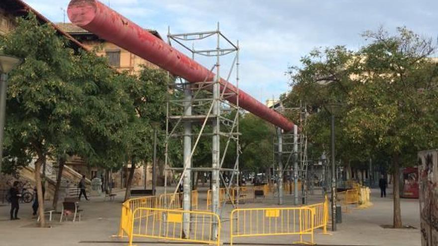 El famoso tubo de la plaza del Institut Balear lleva una semana entre andamios.