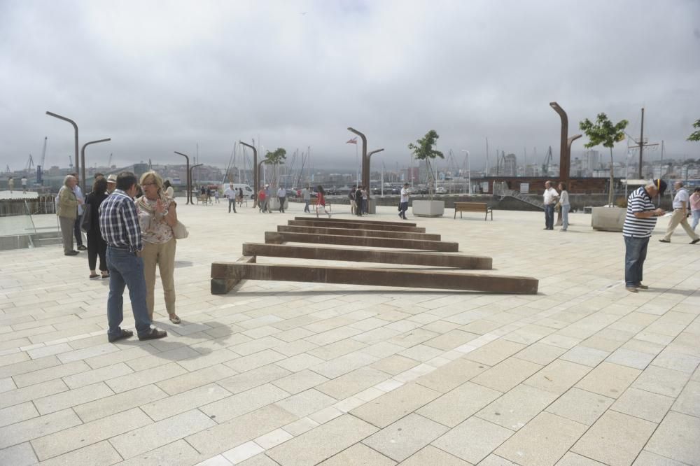 La exposición 'Ao carón do mar' reúne obras de cinco escultores en la dársena de La Marina