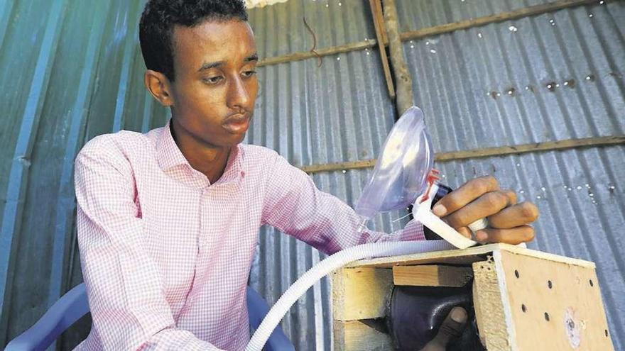 El joven ingeniero mecánico Mohamed Adawe testea su versión de respirador en su vivienda de Mogadicio, Somalia.