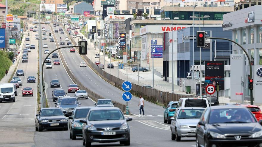 Vehículos ante los concesionarios de la Avenida de Madrid.