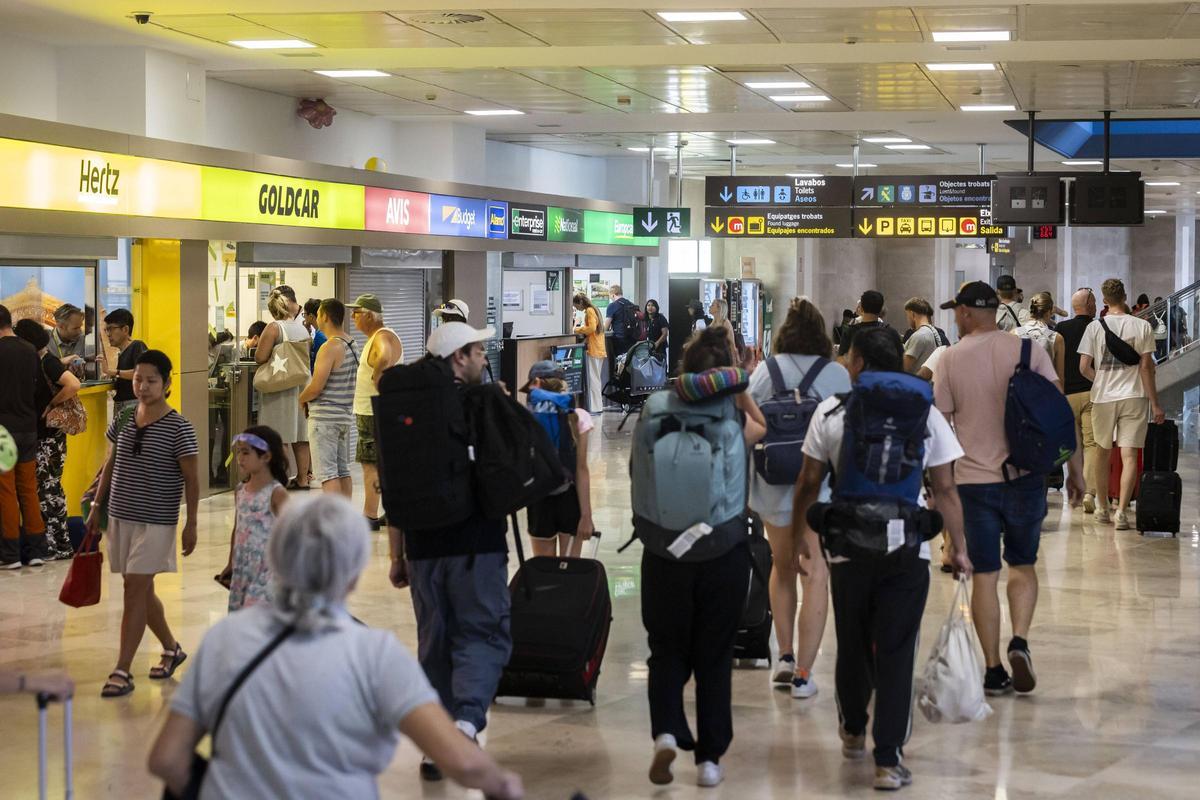 Turistas en el aeropuerto de Valencia el pasado verano.