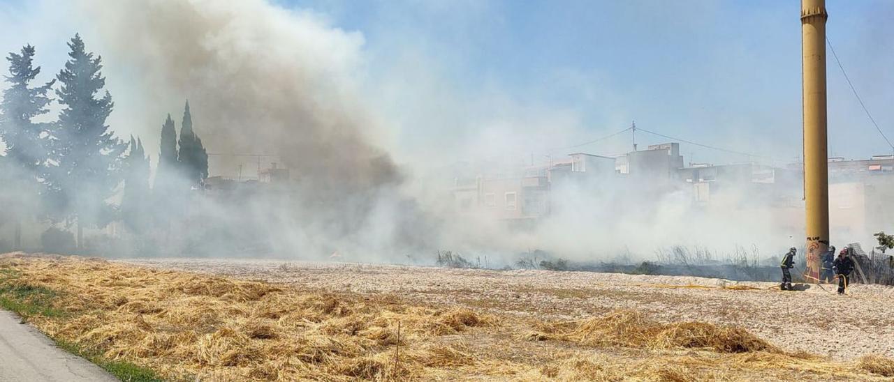 Los bomberos no lo tuvieron fácil para sofocar el incendio en un solar de Barriomar | LA OPINIÓN