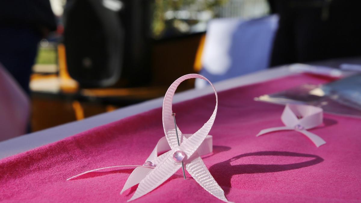 Detalle en un acto contra el cáncer de mama en Alicante.