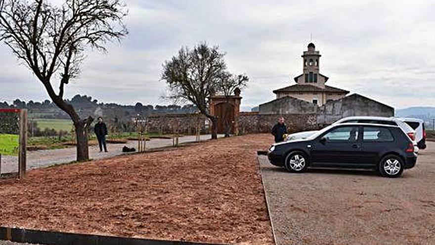 L&#039;aparcament per a 15 vehicles que hi ha davant l&#039;entrada al recinte