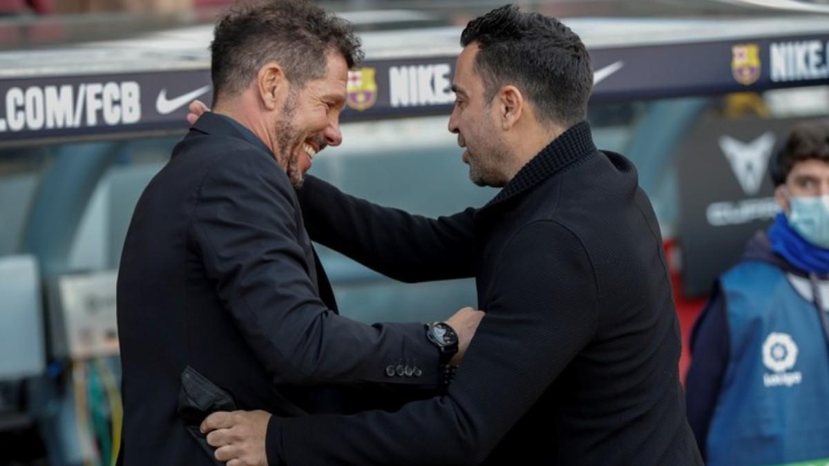 Simeone y Xavi se saludan en el Camp Nou