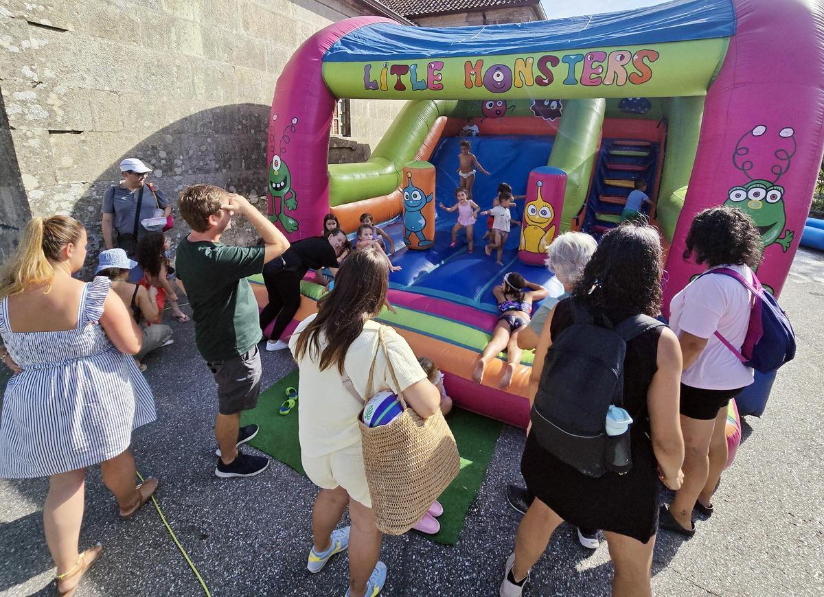 Niños jugando con hinchables en el torreiro de Santa Lucía