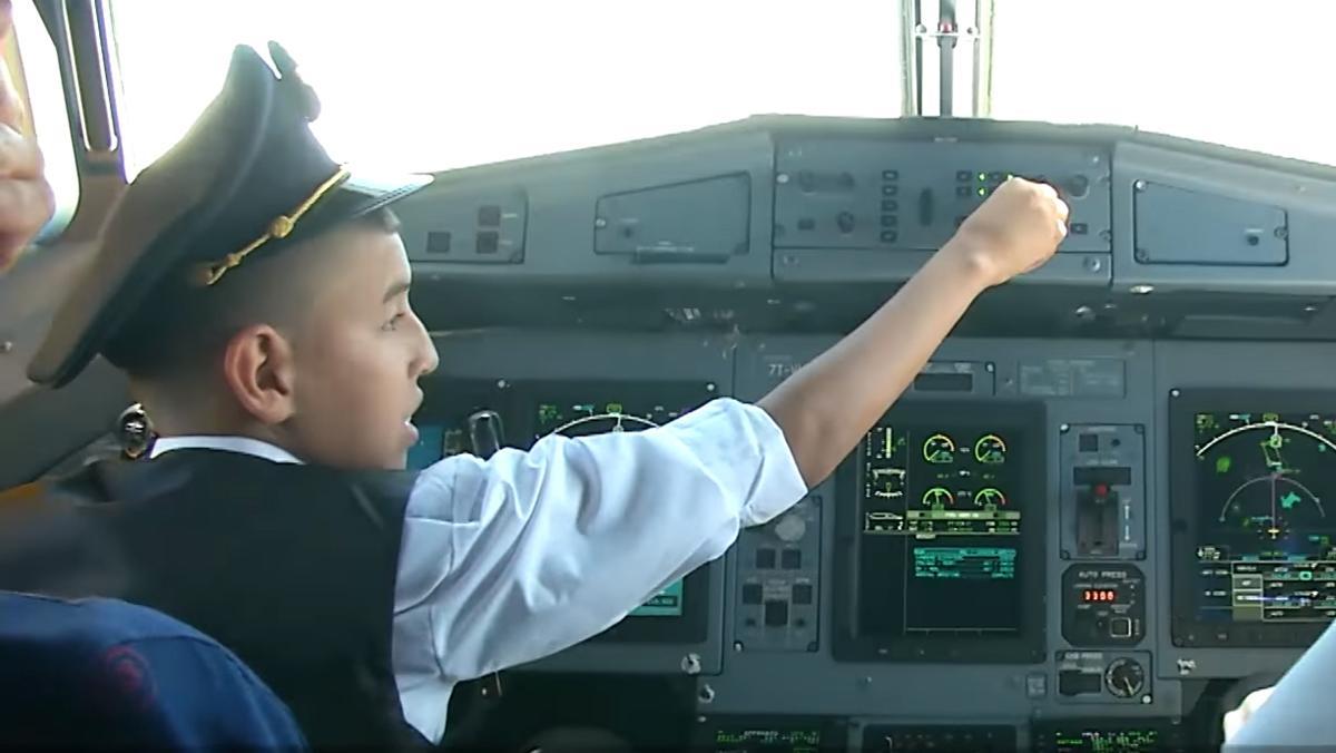 Suspesos dos pilots dAir Algerie per deixar els comandaments a un nen