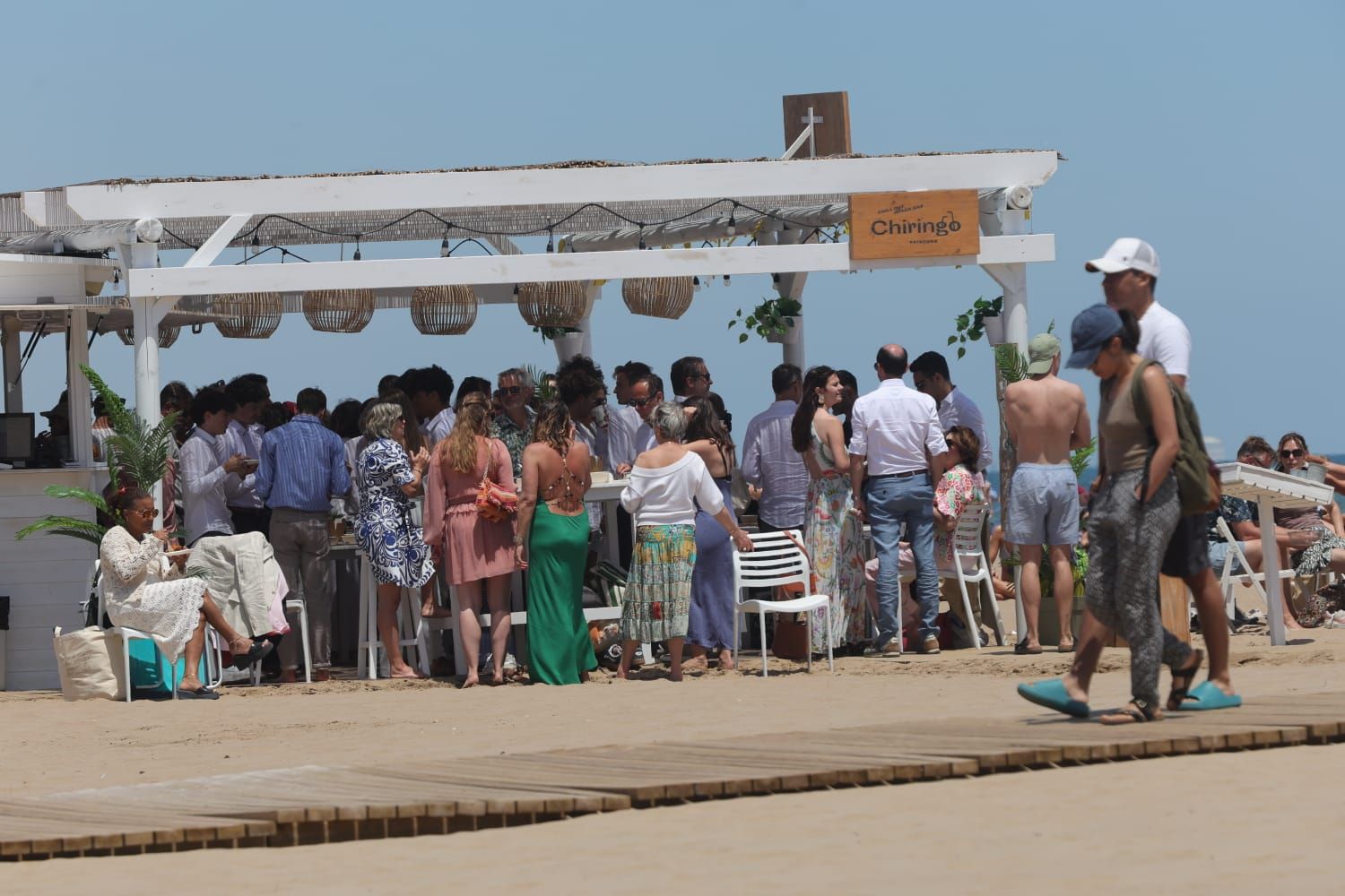 La playa de la Malvarrosa, abarrotada a finales de mayo