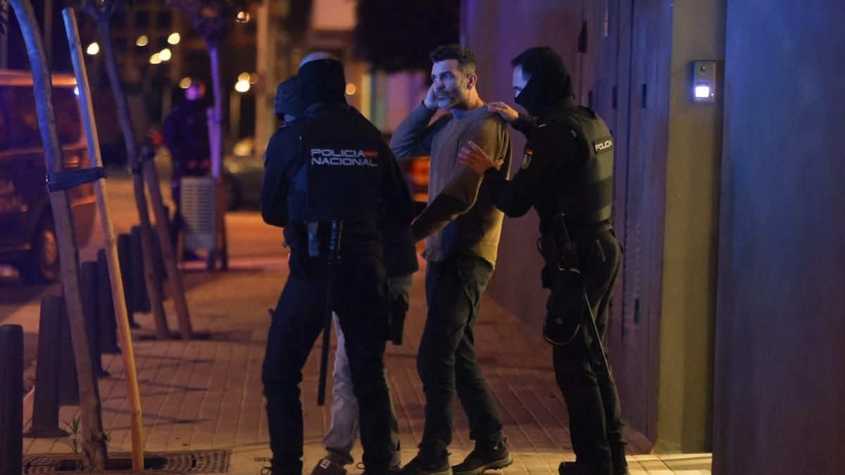 Dos de los detenidos con casi 3.300 kilos de cocaína sales del juzgado de Mislata de camino a la cárcel.