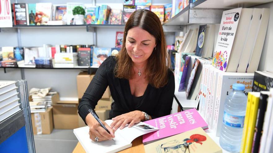 Begoña Peñamaría firma sus obras en la Feria del Libro