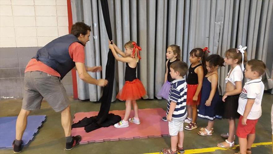 Los escolares aprenden habilidades circenses