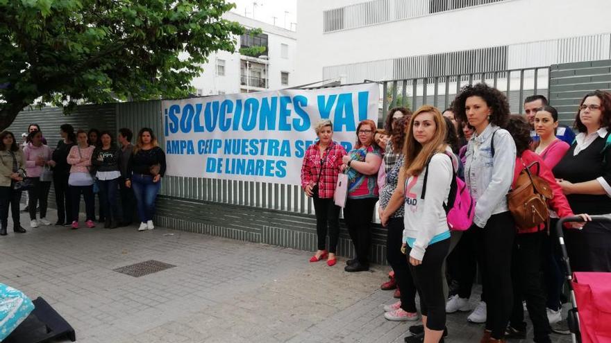 Padres del colegio Nuestra Señora de Linares protestan por el estado del centro