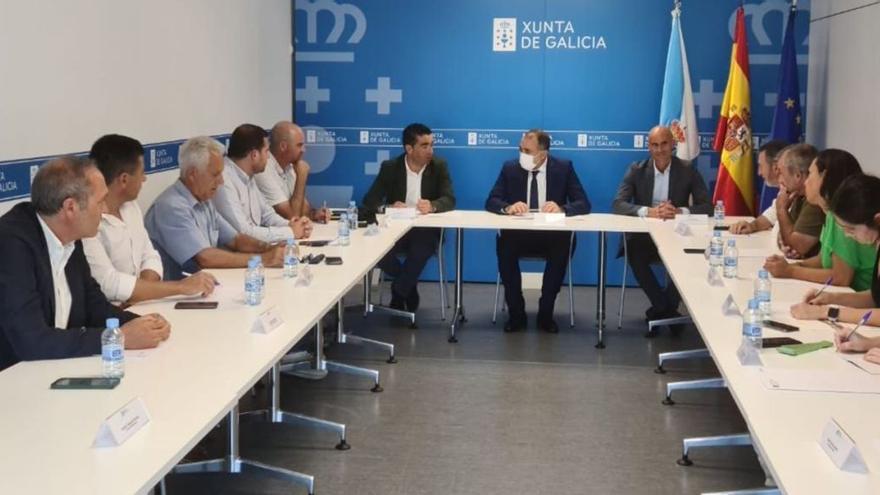 El conselleiro Julio García Comesaña, se reunió ayer con alcaldes y concejales del área sanitaria. |   // FDV