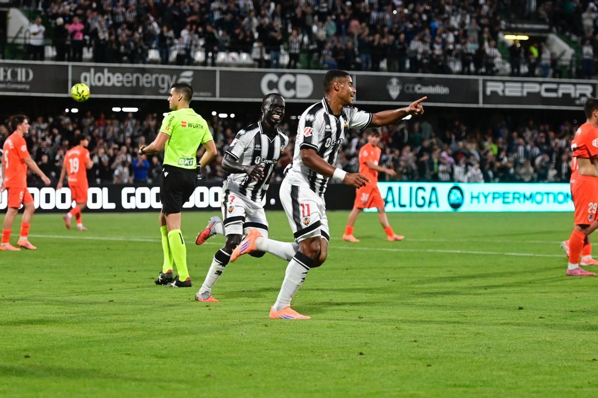 Douglas volvió a marcar tras su grave lesión de rodilla.