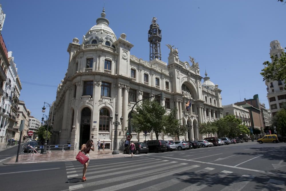 Edificio de Correos (1915) - Plaza del Ayuntamiento, 24. Se empezó a ejecutar en 1915 finalizándose en 1922, según el proyecto de Miguel Ángel Navarro. Responde en rasgos generales al estilo eclecticista que predomina en la plaza y  destaca por su cúpula de base elíptica vidriada entorno a la cual se articula el resto del edificio.