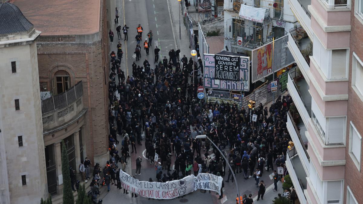 Un macrodispositiu policial impedeix els disturbis entre manifestants oposats a la Bonanova