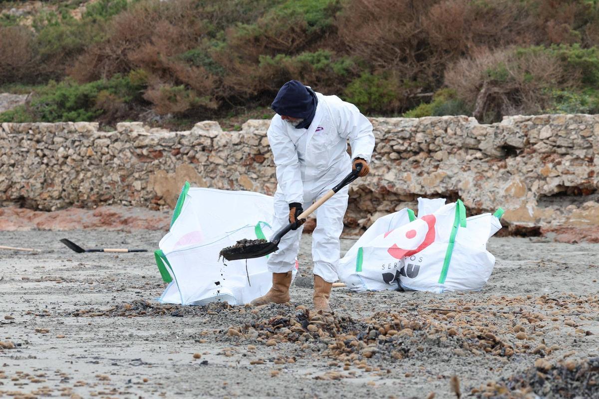 Trabajos de limpieza en la Xanga y Platja d’en Bossa de los restos del yate incendiado en Ibiza