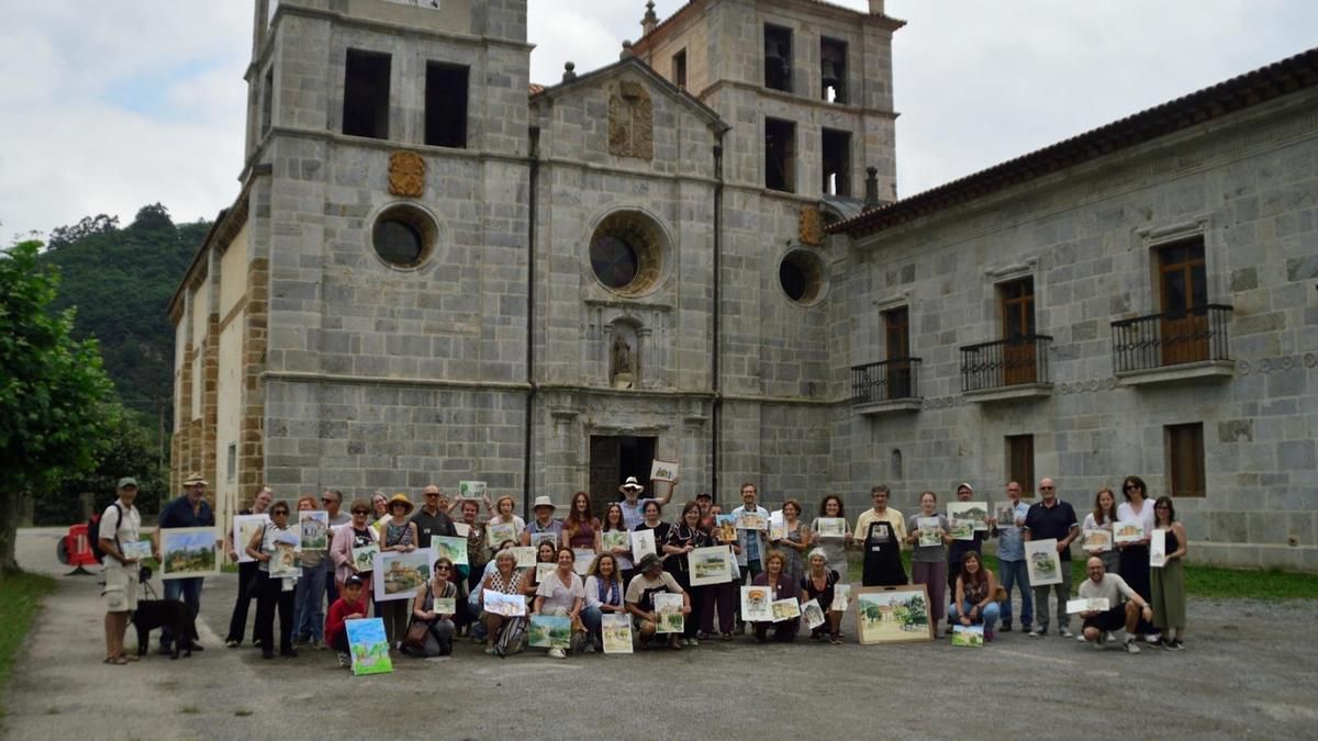Acuarelistas participantes en el encuentro de Cornellana, con sus obras ante el monasterio.