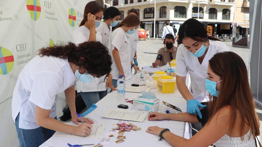 Las alumnas de Enfermería realizando las pruebas a una paciente.