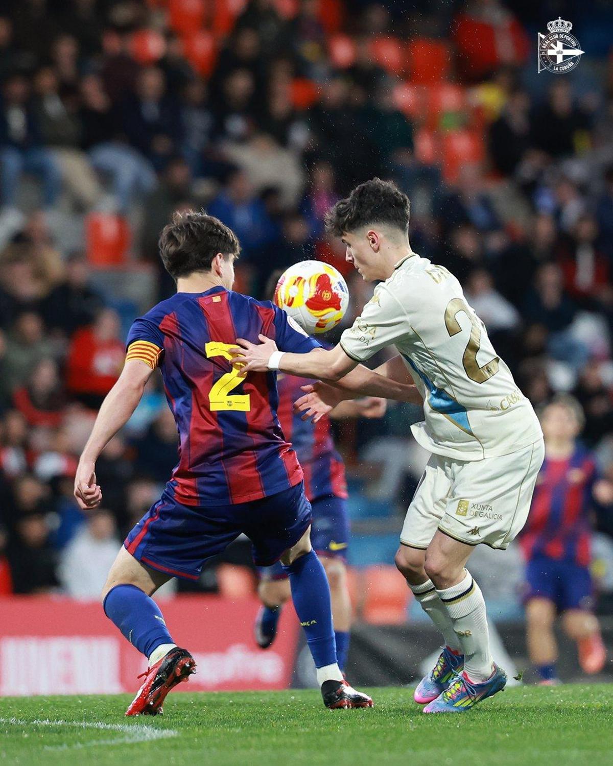 Lucas Regueiro ante un jugador del Barça