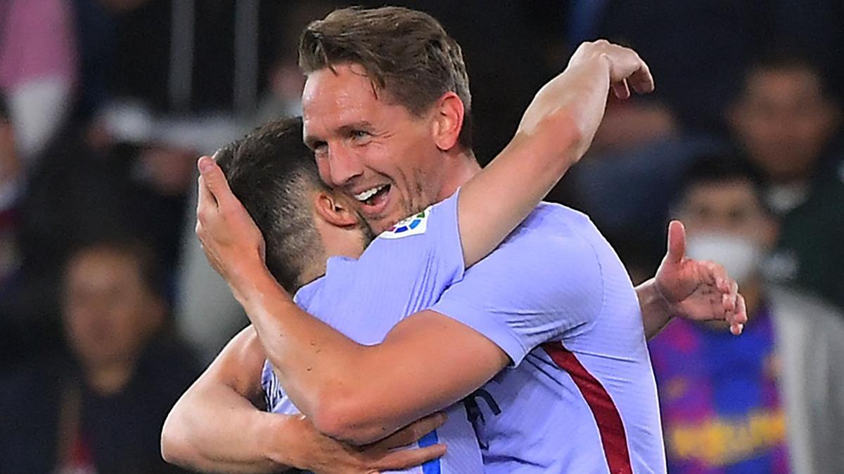 Luuk de Jong li dona una victòria agònica al Barça