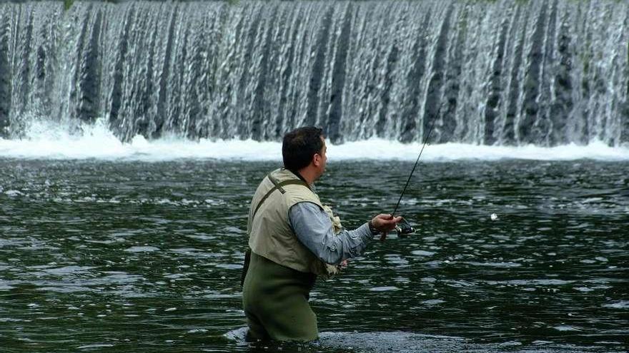 Imagen de archivo de un participante en una edición del Concurso de Pesca do Salmón .  // Bernabé