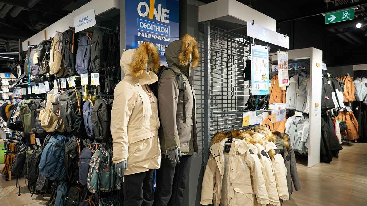 Colas en Decathlon para conseguir el nuevo abrigo antiagua ceñido low cost que vale para montaña y ciudad