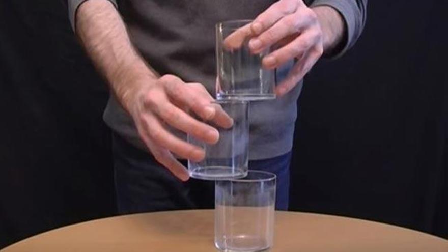 Cómo hacer una torre de vasos por el canto por el que bebemos