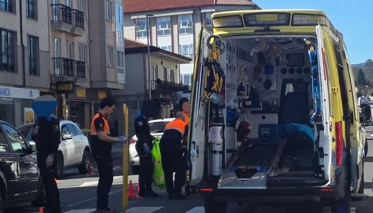 Momento en el que la persona herida en Bertamiráns es trasladada a la ambulancia