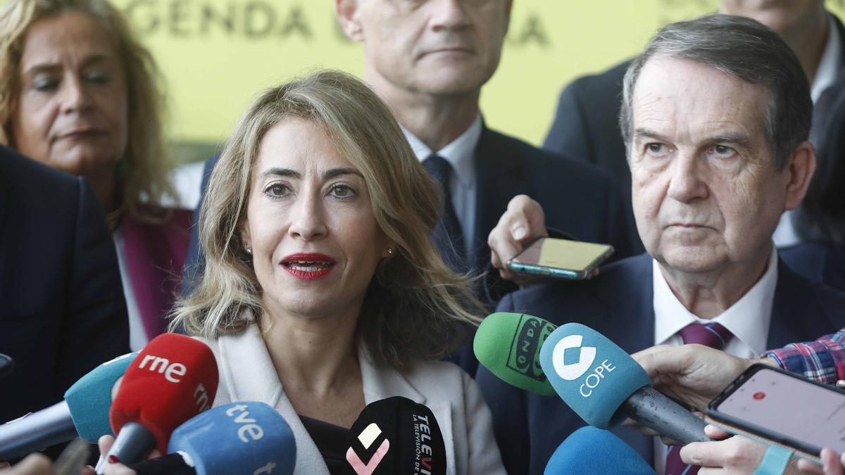 La ministra de Transportes, Raquel Sánchez Jiménez, atiende a los medios con Abel Caballero durante su visita al Auditorio Mar de Vigo