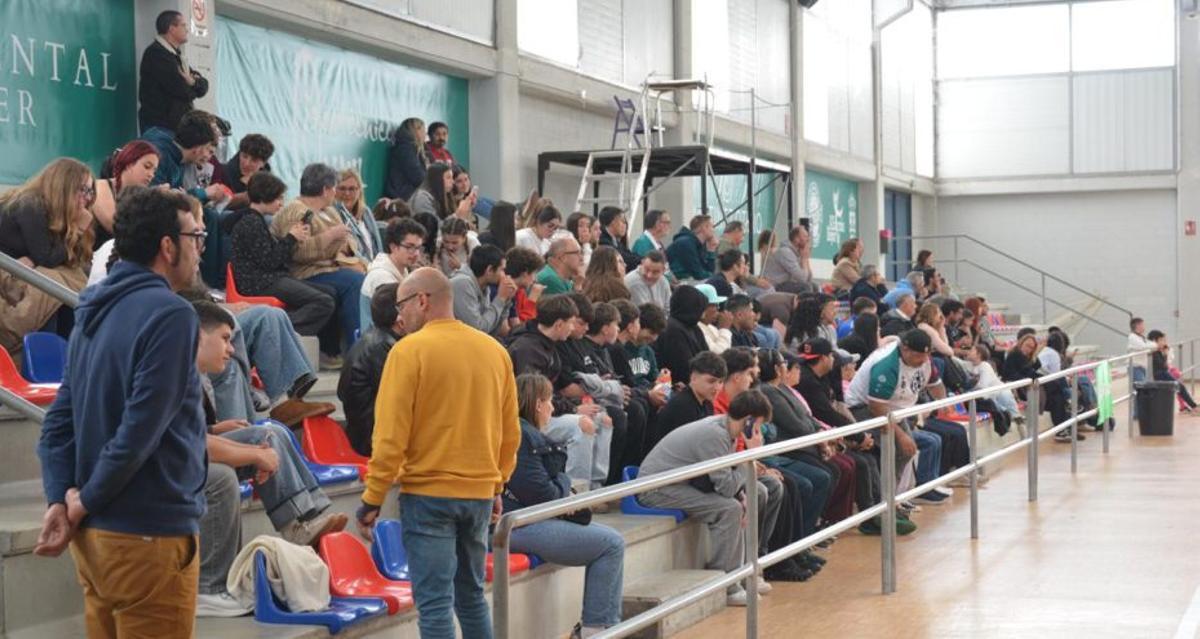 Aspecto de la grada del Coto Ferreiro durante el encuentro. |