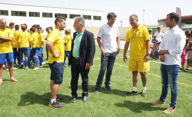 Valerón recibe el cariño de la cantera en Yaiza