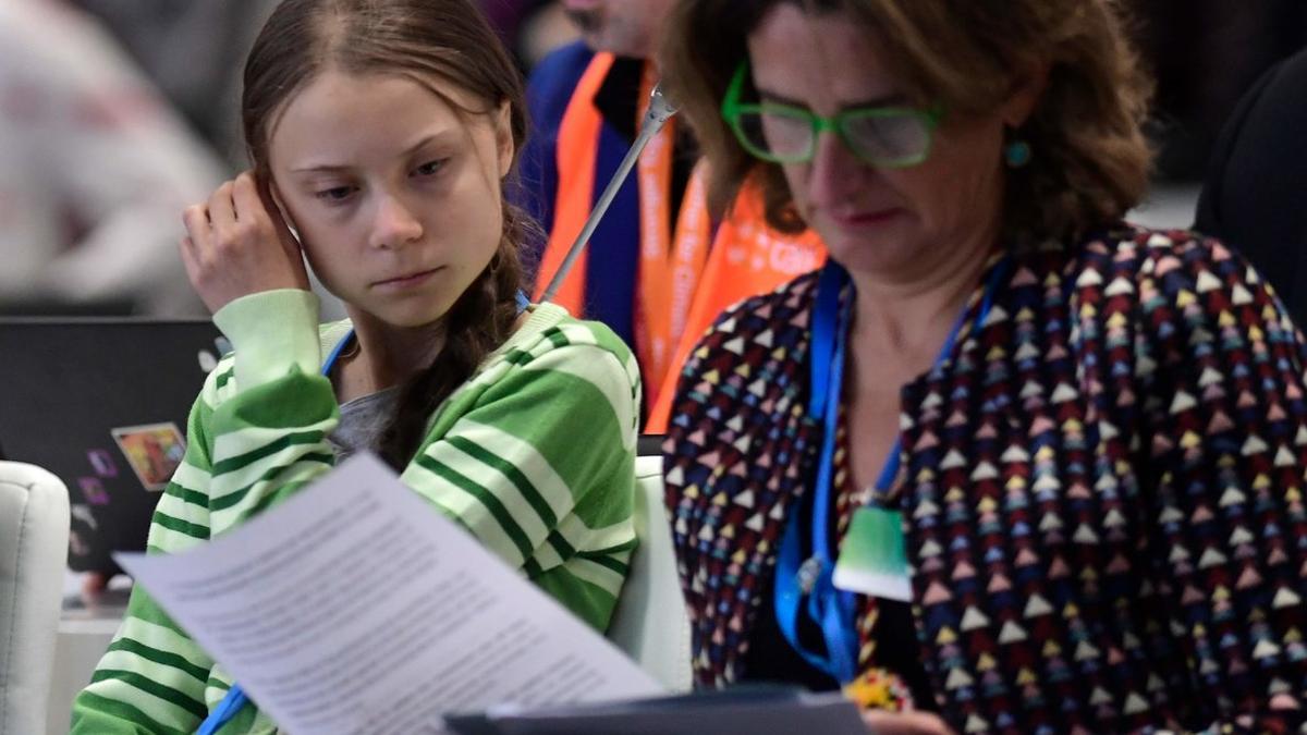 La activista Greta Thunberg y la ministra en funciones para la Transición Ecológica, Teresa Ribera