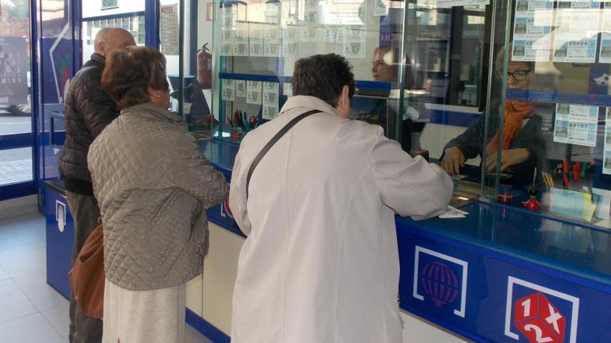 Clients fent cua en una administració de loteria a Manresa.