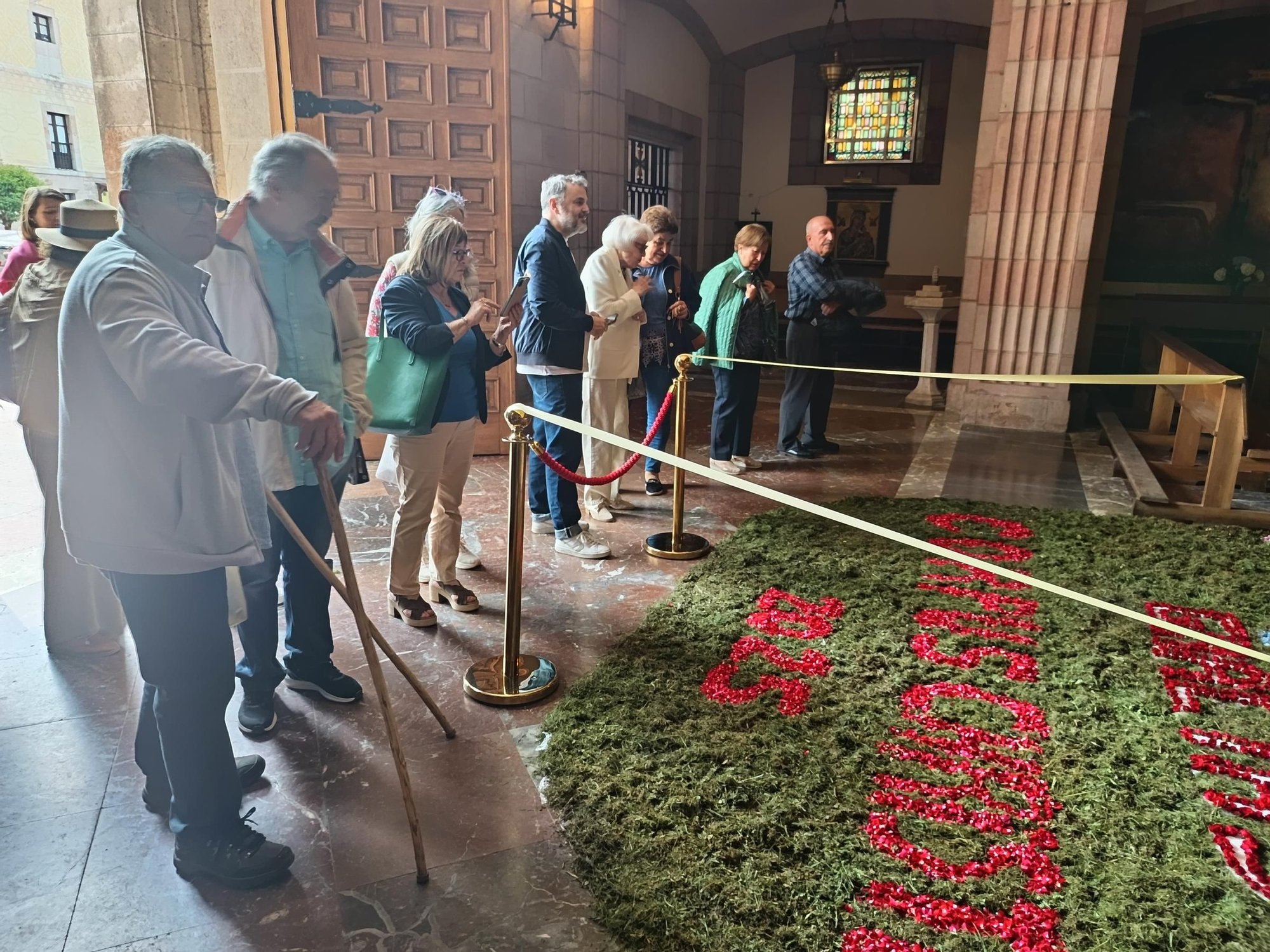 Espectaculares alfombras florales en Cangas de Onís por el Corpus Christi