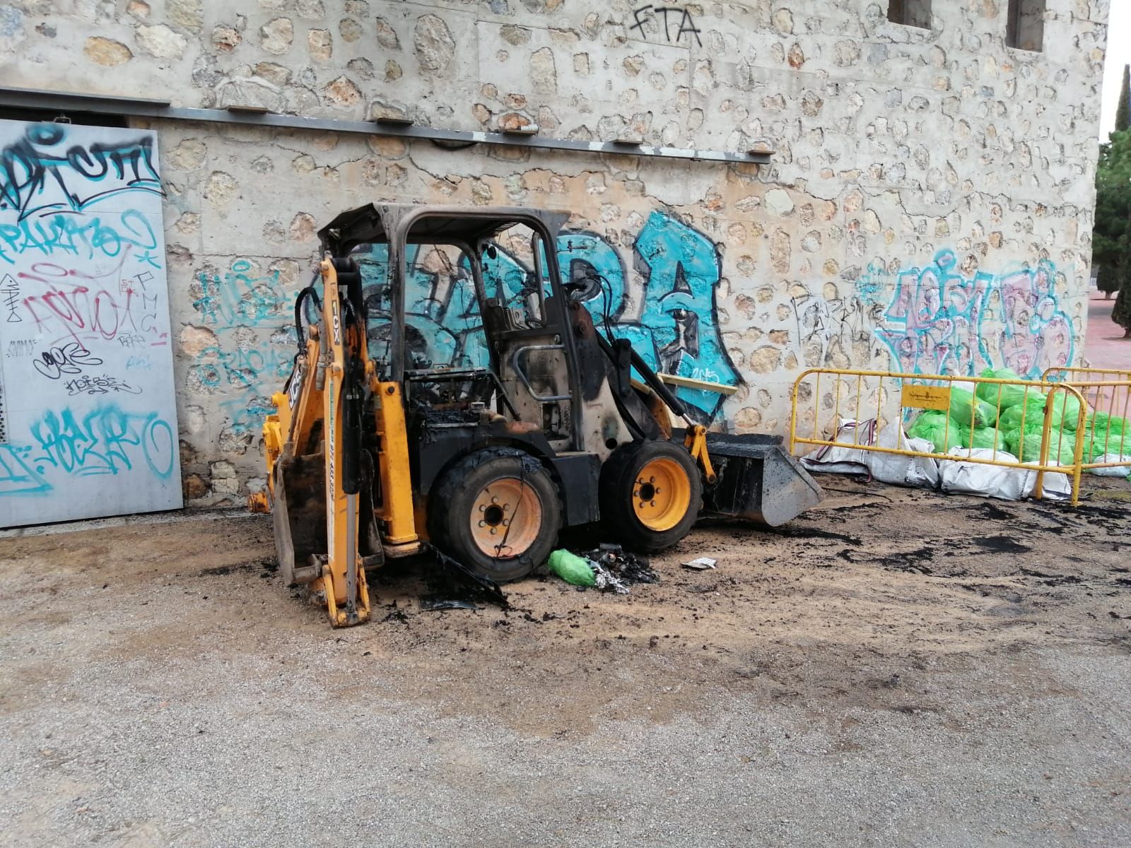 Incendian una excavadora y a unos contenedores de basura en Palma