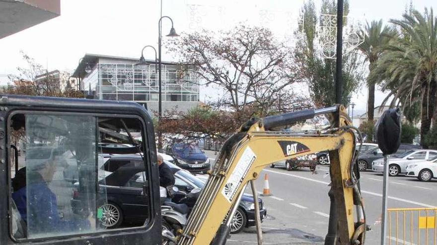 Un obrero, ayer, trabajando en la reforma de la calle Méndez Núñez de Cangas. // Santos Álvarez