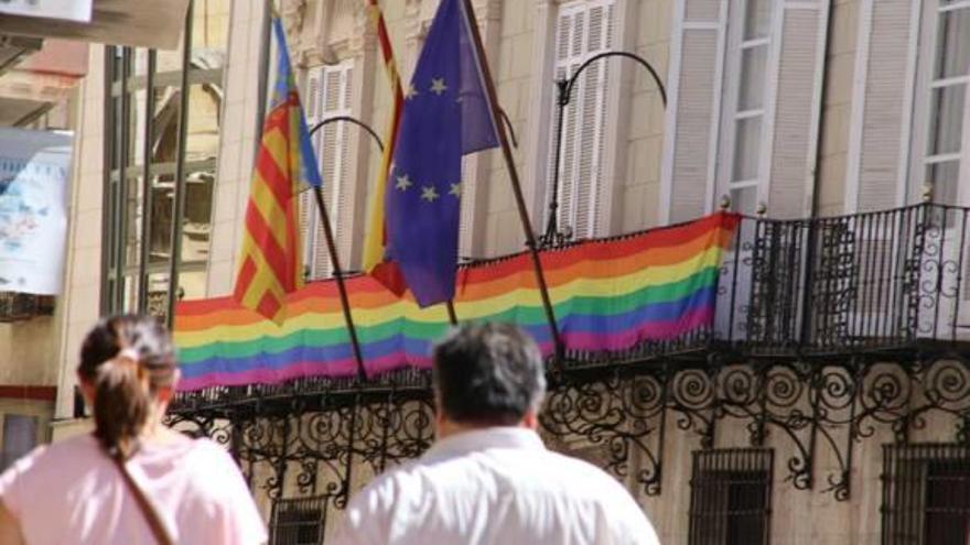 Bandera del Día del Orgullo y convenio por la sensibilización y la visibilidad