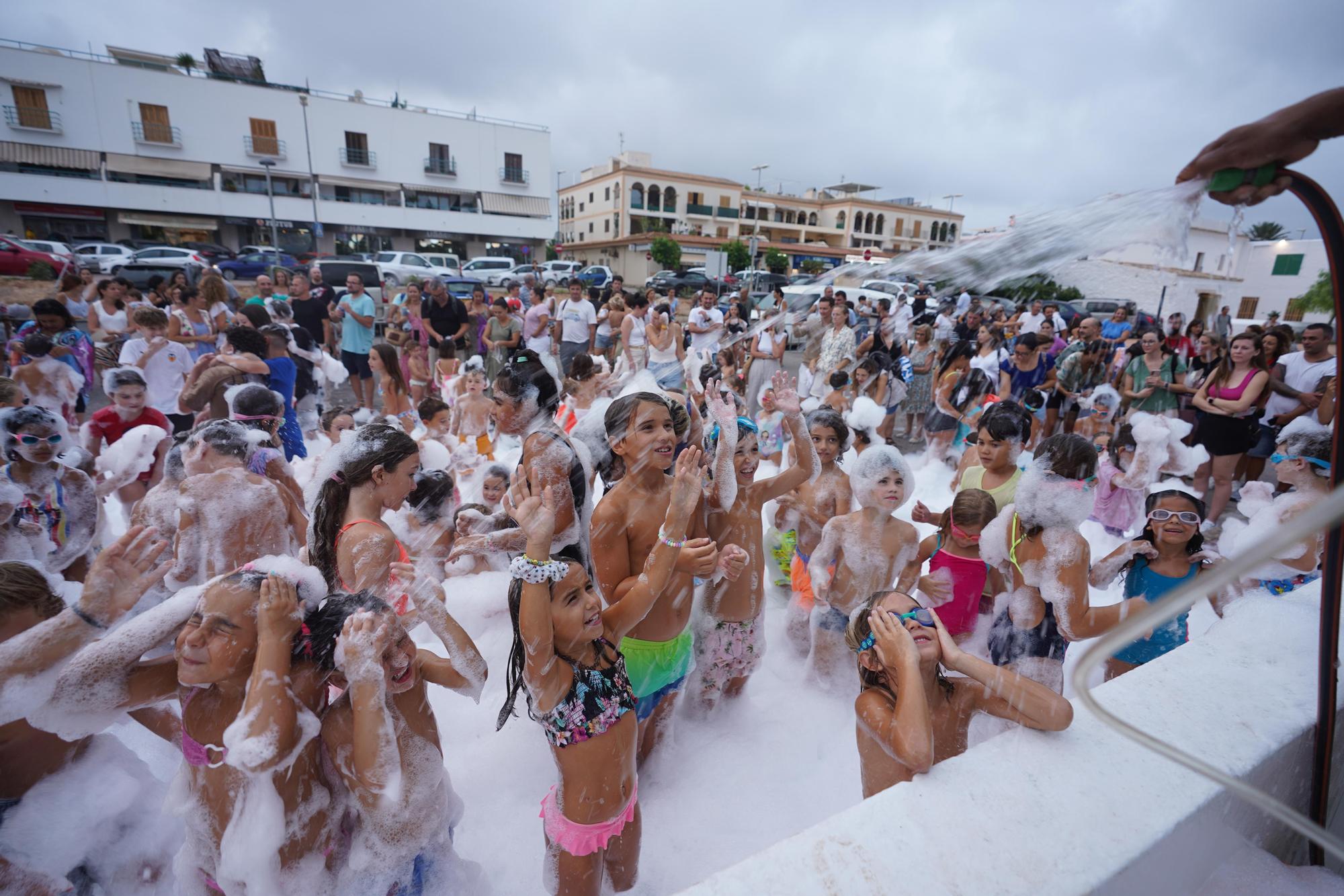 Mira aquí todas las imágenes de la fiesta de la espuma infantil en Jesús