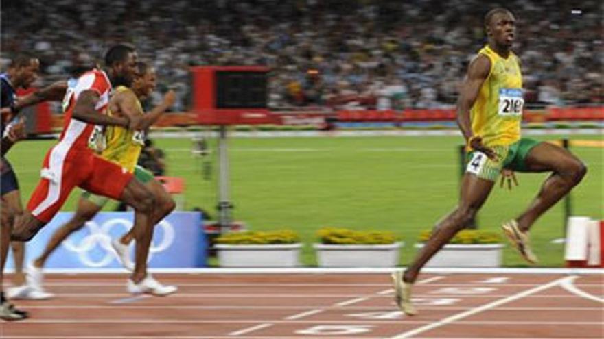 Usain Bolt pulveriza el récord del mundo de 100 metros con 9.69, y dejándose llevar