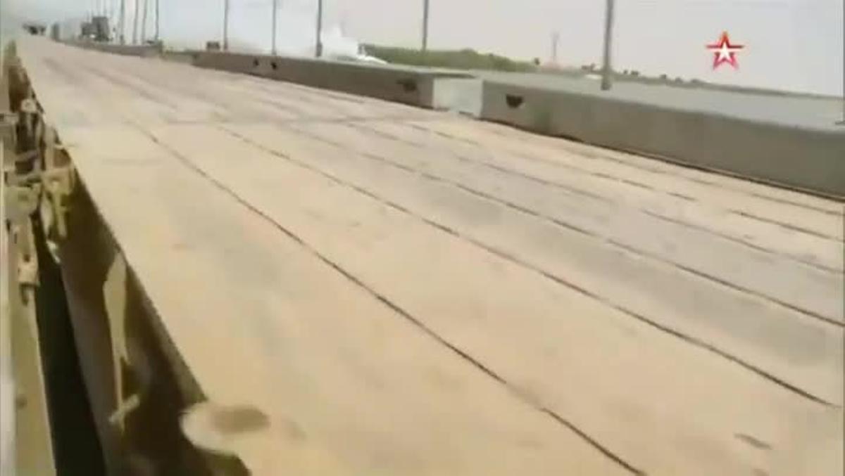 El puente erigido por las fuerzas rusas sobre el río Éufrates, cerca de Deir Ezzor, en Siria.