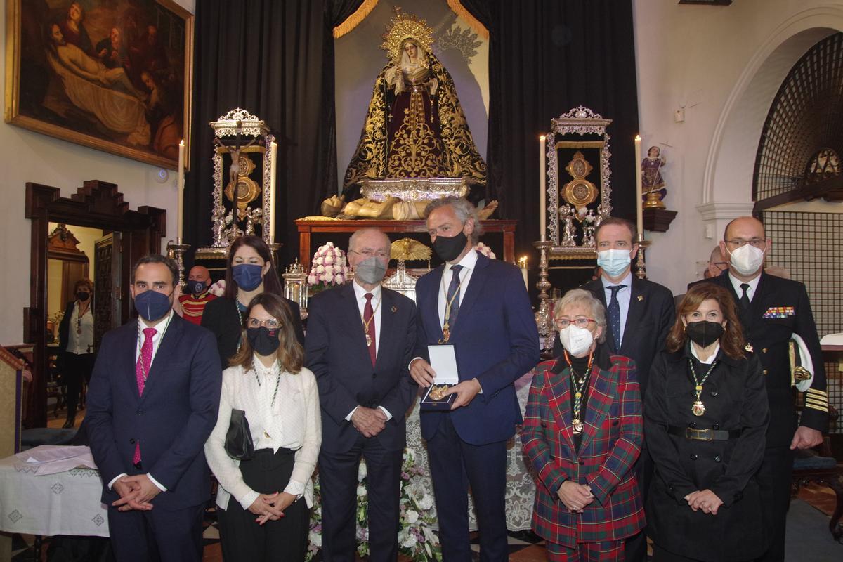 Foto de familia tras la entrega de la medalla de la ciudad a la cofradía del Sepulcro.