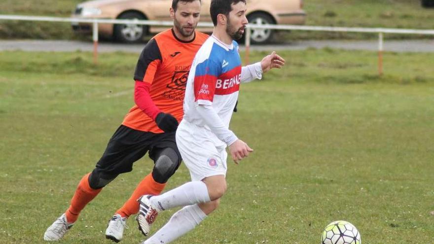 Xaco intenta marcharse de un rival, ayer, en el campo de Castro Caldelas. // Yedra Seara