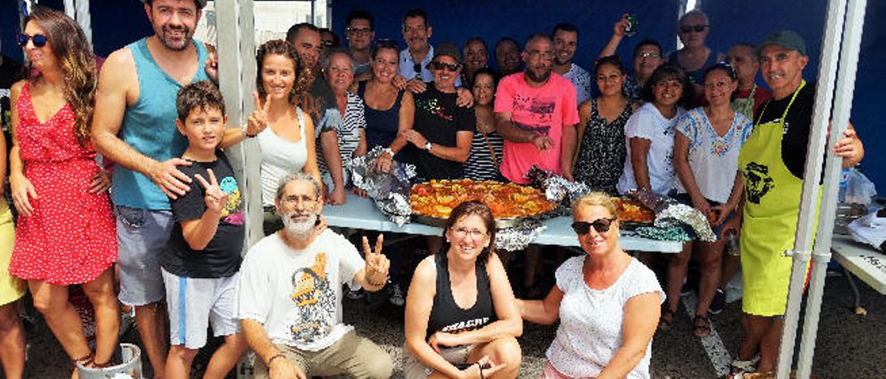 Los participantes, cocineros y pinches, en el concurso de paellas por las fiestas de Playa Honda organizado por el Ayuntamiento de San Bartolomé.