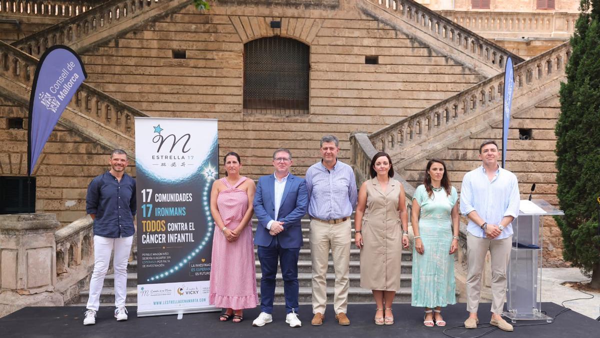 Bernat Xamena (izquierda) posa junto a autoridades políticas durante el acto.