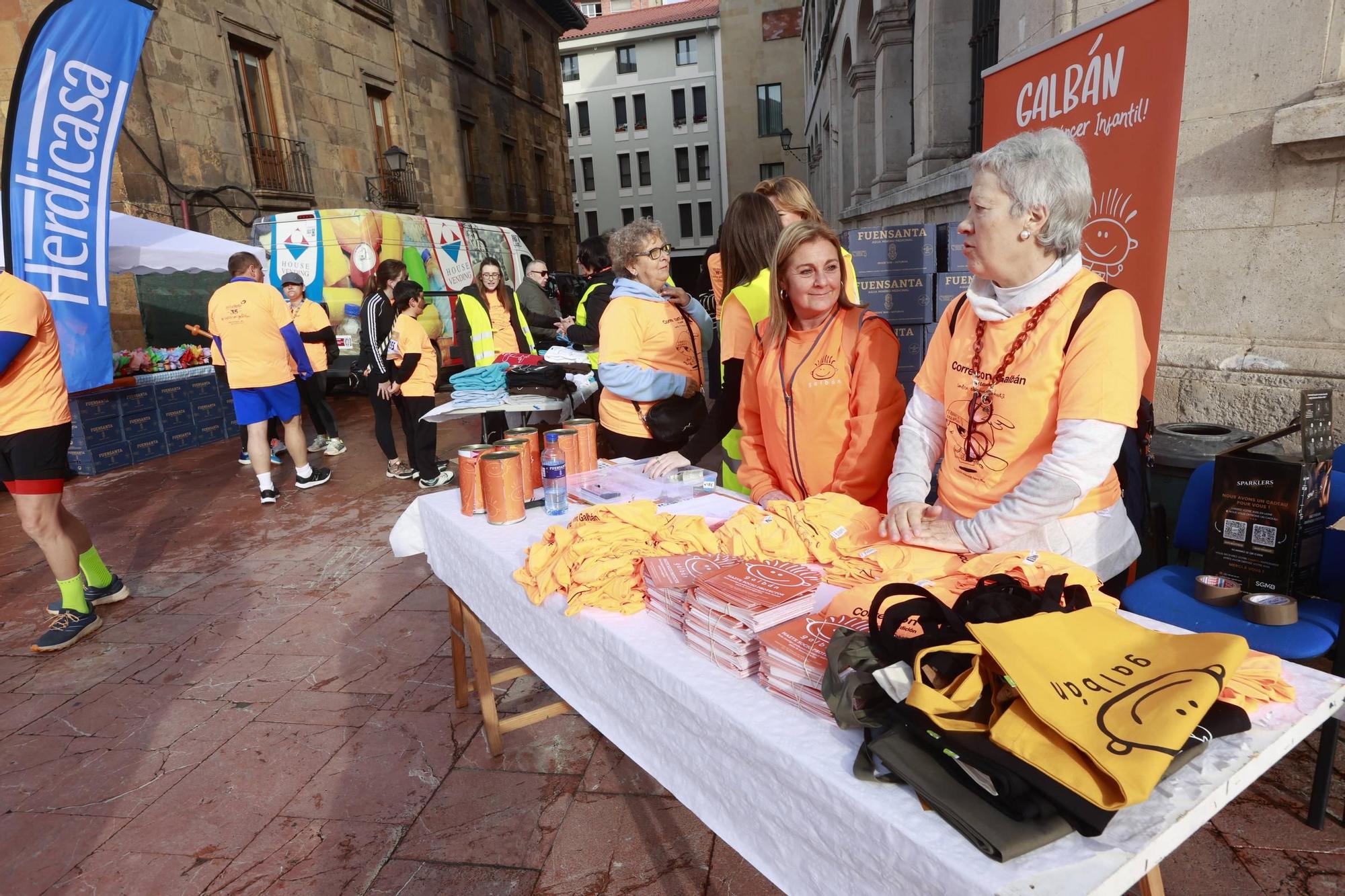 Una ola naranja invade Oviedo para luchar contra el cáncer infantil