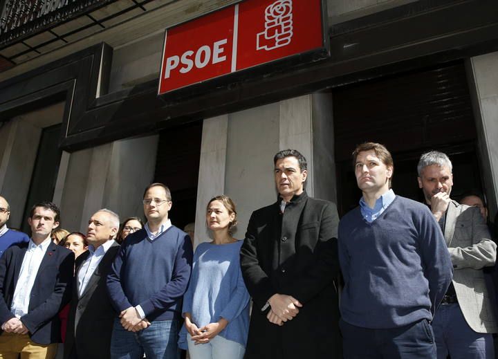 Minuto de silencio convocado en la sede del PSOE de Ferraz