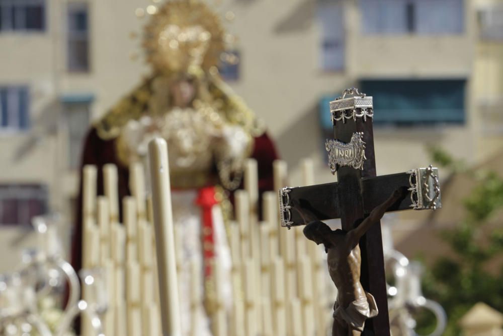 Desde un tinglao conjunto al colegio 'Espíritu Santo', a las cinco de la tarde del Viernes de Dolores comenzaba la Procesión de la Asociación de files de Jesús de la Salvación y la Virgen de la Encarnación.