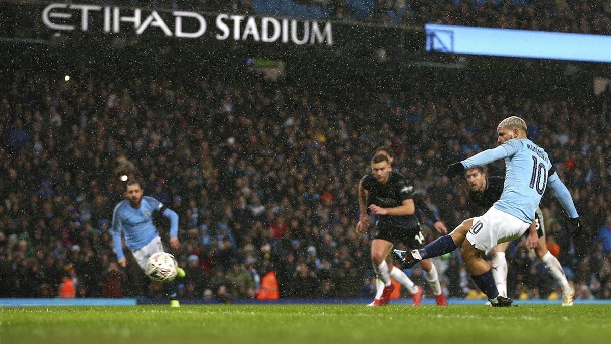 Agüero marca el quinto del City ante el Burnley de penalti.